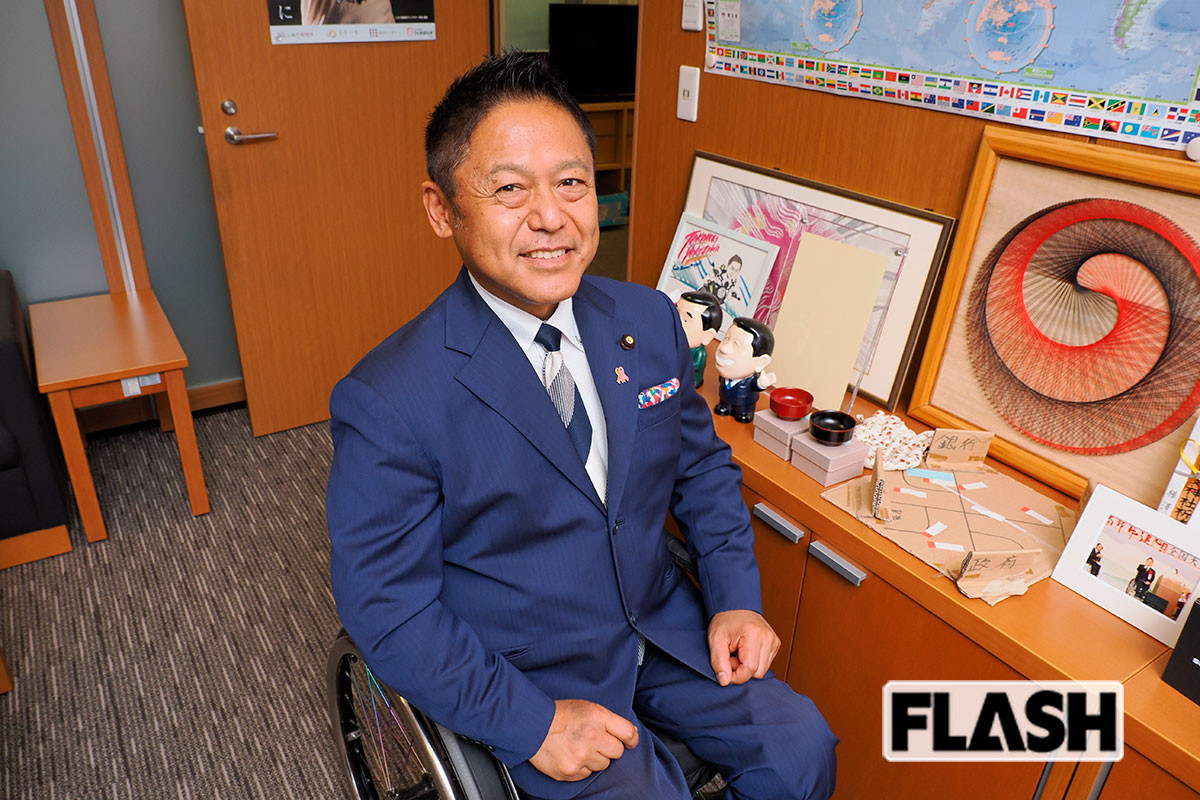 議員会館には、アスリート時代のものはとくに置かず、地元のものや政治活動関連のものが飾られていた（写真・梅基展央）