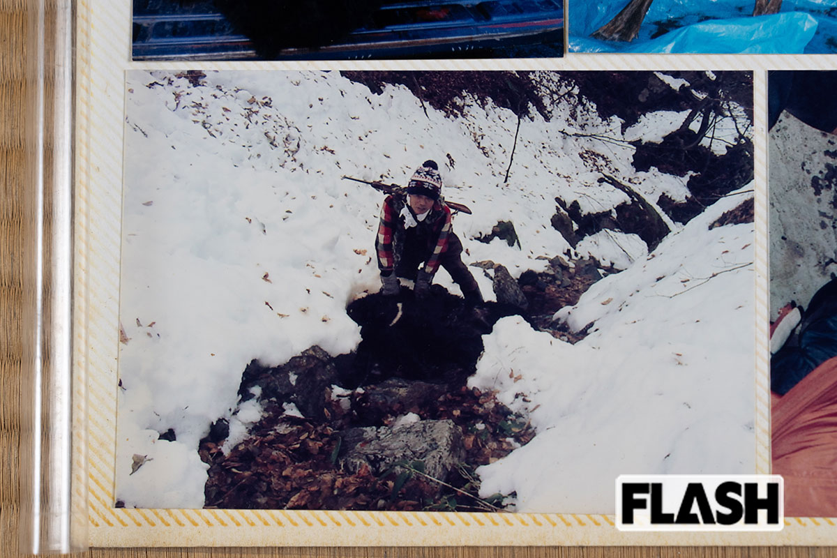 雪と氷に閉ざされた深い谷間で遭遇したクマを見事に必殺。これから解体して肉皮骨に切り分けるのだ