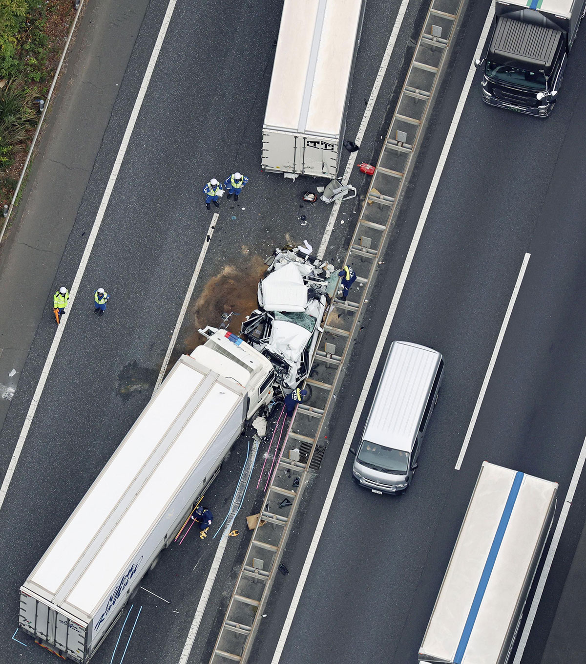 11月13日午前5時半ごろ、埼玉県入間市の圏央道外回りで、車5台が絡む玉突き事故があり男性2人が死亡。県警は自動車運転処罰法違反容疑で、トラックを運転していた男を現行犯逮捕した（写真・共同通信）