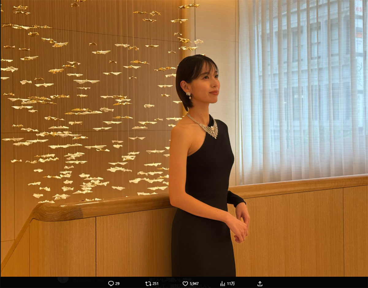 黒ドレス姿を披露した戸田恵梨香（12月4日投稿の戸田のスタッフのX「＠erikatodastaff」より）