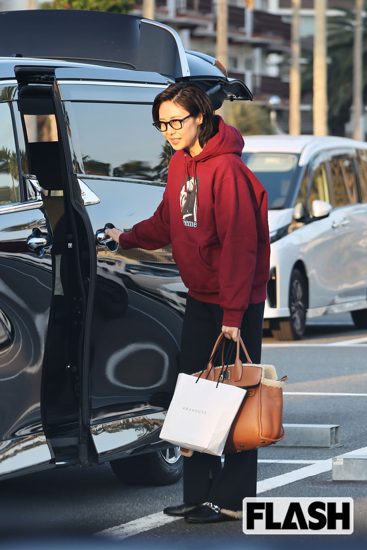 車に乗り込み、ロケ地を後にする松嶋菜々子(写真・吉田 豊)