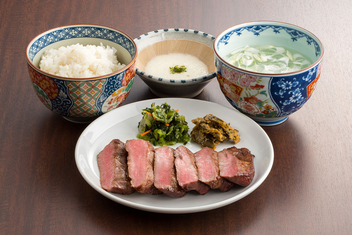 【伊達の牛たん本舗】JR仙台駅3F牛たん通り・営業時間／11:00～21:30（L.O. 21:00）年中無休。仙台牛たんの伝統的スタイルである麦飯、テールスープとともに、厚切り牛たんを提供する老舗。牛たんは炭火とガスの両方でじっくり焼き上げ、外は香ばしく、中は柔かくジューシー。定番の塩味はもちろん、味噌味も楽しめる。テーブル席もあり、1人でもグループでも利用しやすい。