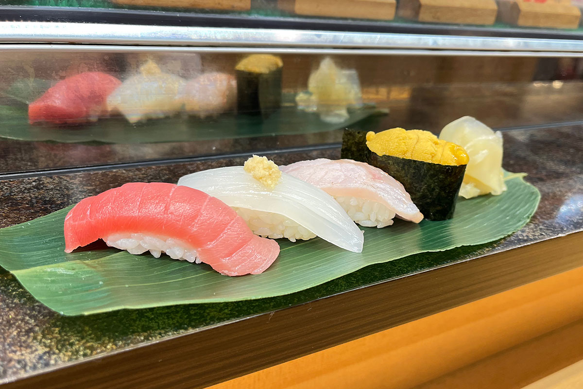 【仙令鮨】JR仙台駅3Fすし通り・営業時間／11:00～21:30（L.O. 21:00）年中無休。駅直結の便利な立地で、出張や旅行の合間でも気軽に本格寿司を楽しめる行列必至の人気店。鮮魚専門店が営むすし店だからこそ実現できる港直送の高品質・高鮮度な品ぞろえが人気の理由。立ち食いスタイルで、1貫から好きなネタを注文できる。地酒との相性も最高だ。