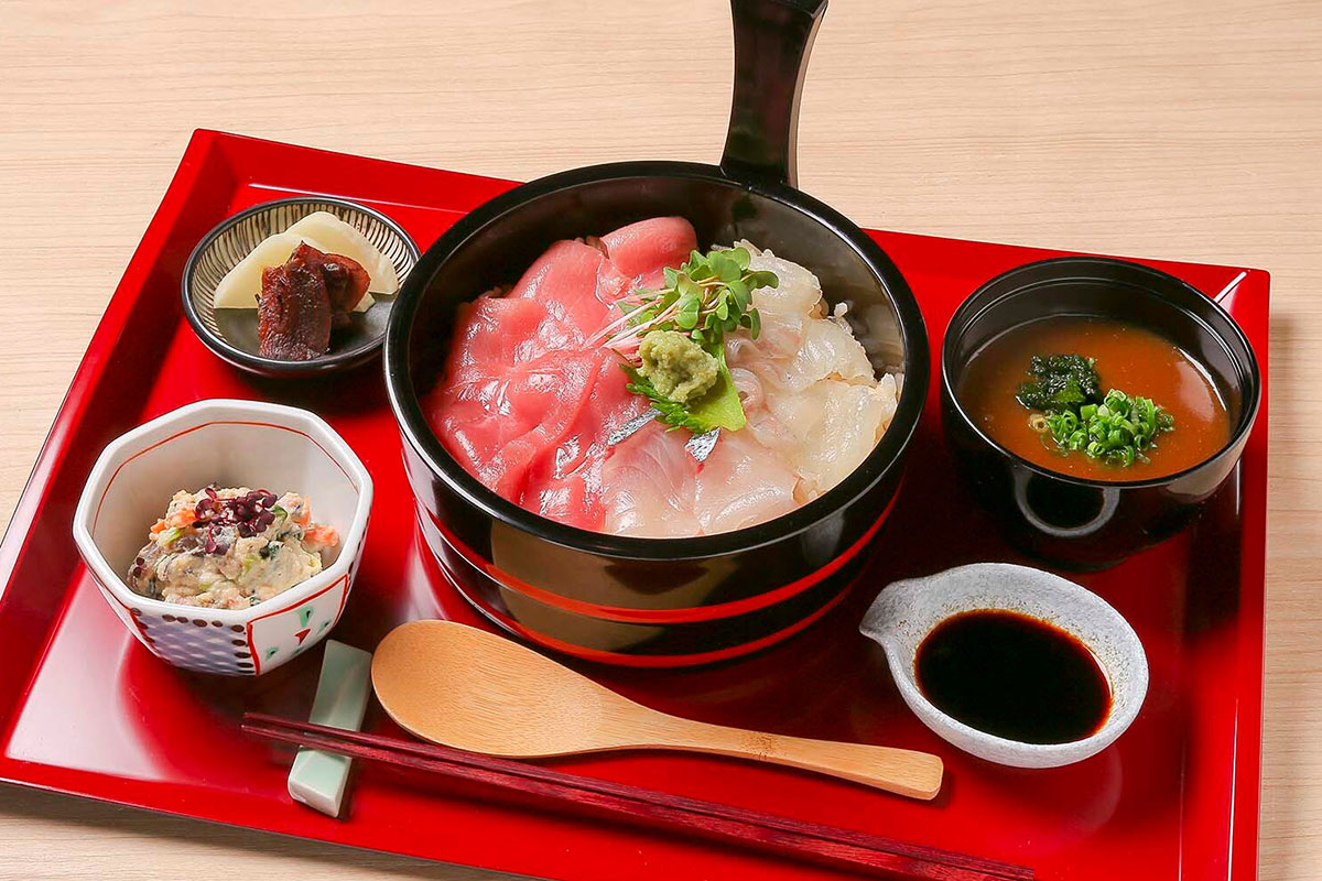 【近畿大学水産研究所　はなれ】JR東京駅グランスタ東京　1F・営業時間／月～土10:00～22:30（L.O. 22:00）、日・祝日10:00～21:30（L.O. 21:00）年中無休。水産養殖のパイオニア・近畿大学が生産した完全養殖の稚魚を、日本各地の養殖業者が育成し、ここで提供。看板商品の「近大紅白手桶寿司」は、近大生まれのマグロ（紅色）、マダイ・シマアジ（白色）を使っている。