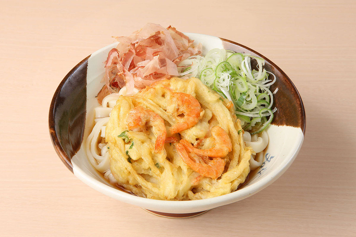 【新幹線上り住よし】JR名古屋駅上り新幹線ホーム4号車付近・営業時間／6:30～21:40（L.O. 21:30）年中無休。JR名古屋駅の新幹線ホームにある店舗で、売り上げナンバーワンのきしめん店。かつお節系のうまみとしょう油をきかせた味わいのあるつゆが自慢だ。料理が提供されるまでのスピードも速く、1983年に新幹線のホームに進出すると、改札内で有数の人気店になった。