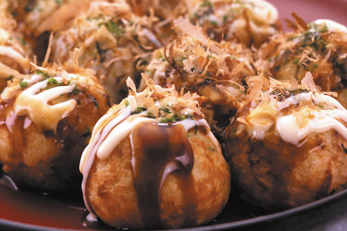 【たこ家道頓堀 くくる】JR新大阪駅新幹線改札内 大阪のれんめぐり・営業時間／7:00～21:30（L.O.21:10）定休日／施設に準じる。創業40年、たこ焼き界を代表する老舗。外はふわっと、中はとろっと、ぷりっぷりの大たこ入りで、仕上げに白ワインをひと振りさせて作るたこ焼きが人気だ。関西万博にも出店していた、大阪を代表するたこ焼きの名店だ。