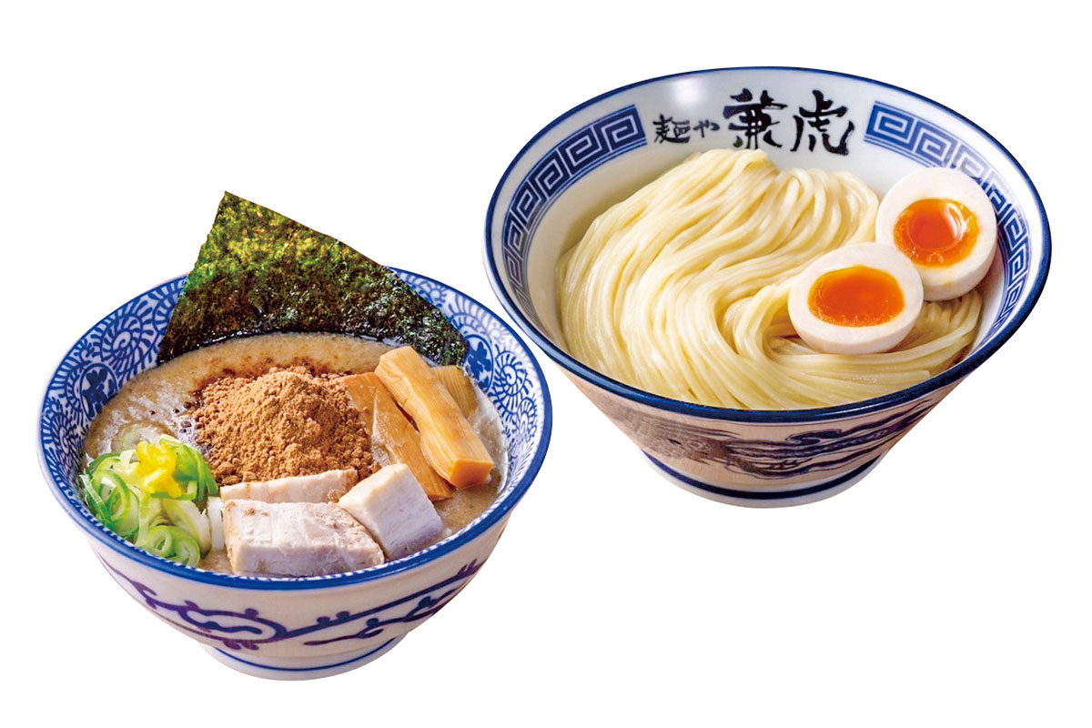 【麺や 兼虎】博多めん街道・営業時間／9:30～22:30（L.O. 22:00）年中無休。つけ麺のスープは、豚骨、鷄ガラ、野菜、魚介類などを煮出し、旨みたっぷり。卓上のニンニクを加えることで味の変化も楽しめる。博多ラーメン文化に新風を吹き込む存在として、地元客にも愛される1杯だ。