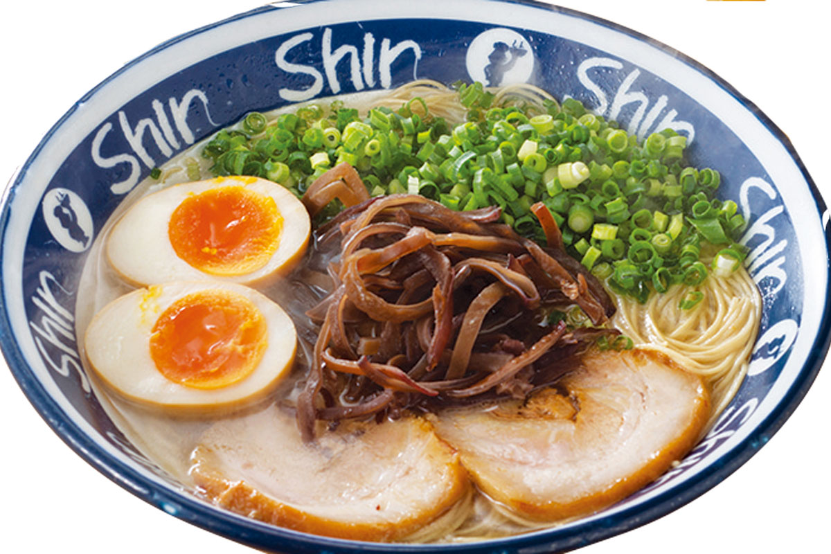 【博多らーめん Shin-Shin】博多めん街道・営業時間／月～金11:00～23:00（L.O. 22:30）、土・日・祝日10:00～23:00（L.O.22:30）年中無休。煮卵入りらーめん、半やきめしとビールがついた「お得な3点セット」が人気。博多の屋台文化を継承するラーメンは、豚骨をベースに鶏ガラや野菜の旨みを加えたスープで、女性にもファンが多い。