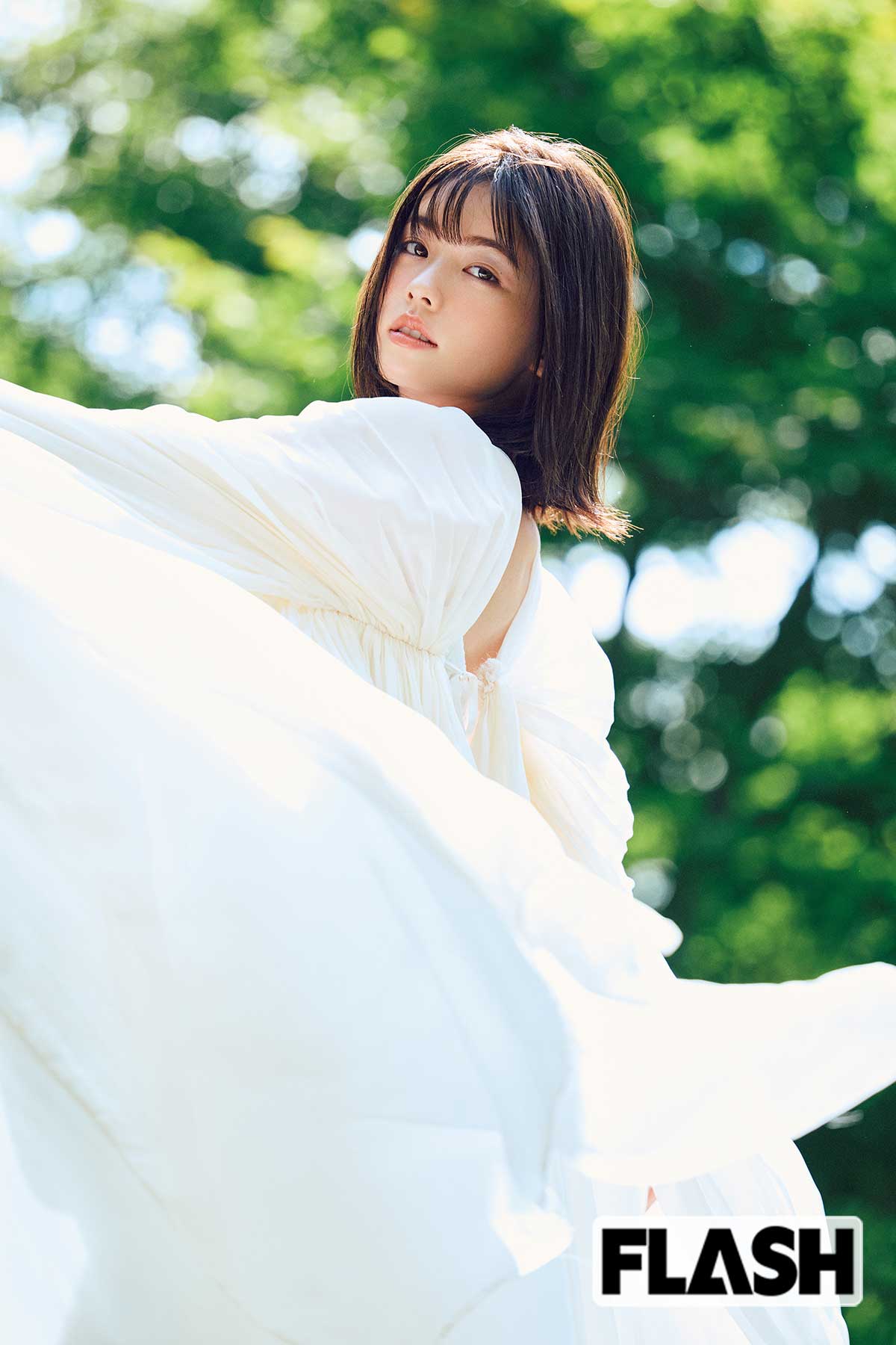 小芝風花、カレンダーで魅せた「色とりどりの私」