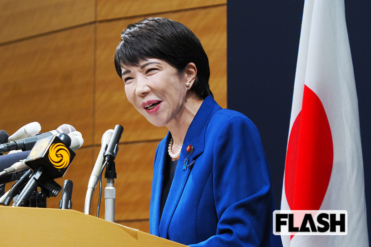 2024年の自民党総裁選出馬時の高市早苗首相は、口角が下がっており、笑顔も現在と比べてやや不自然（写真・梅基展央）