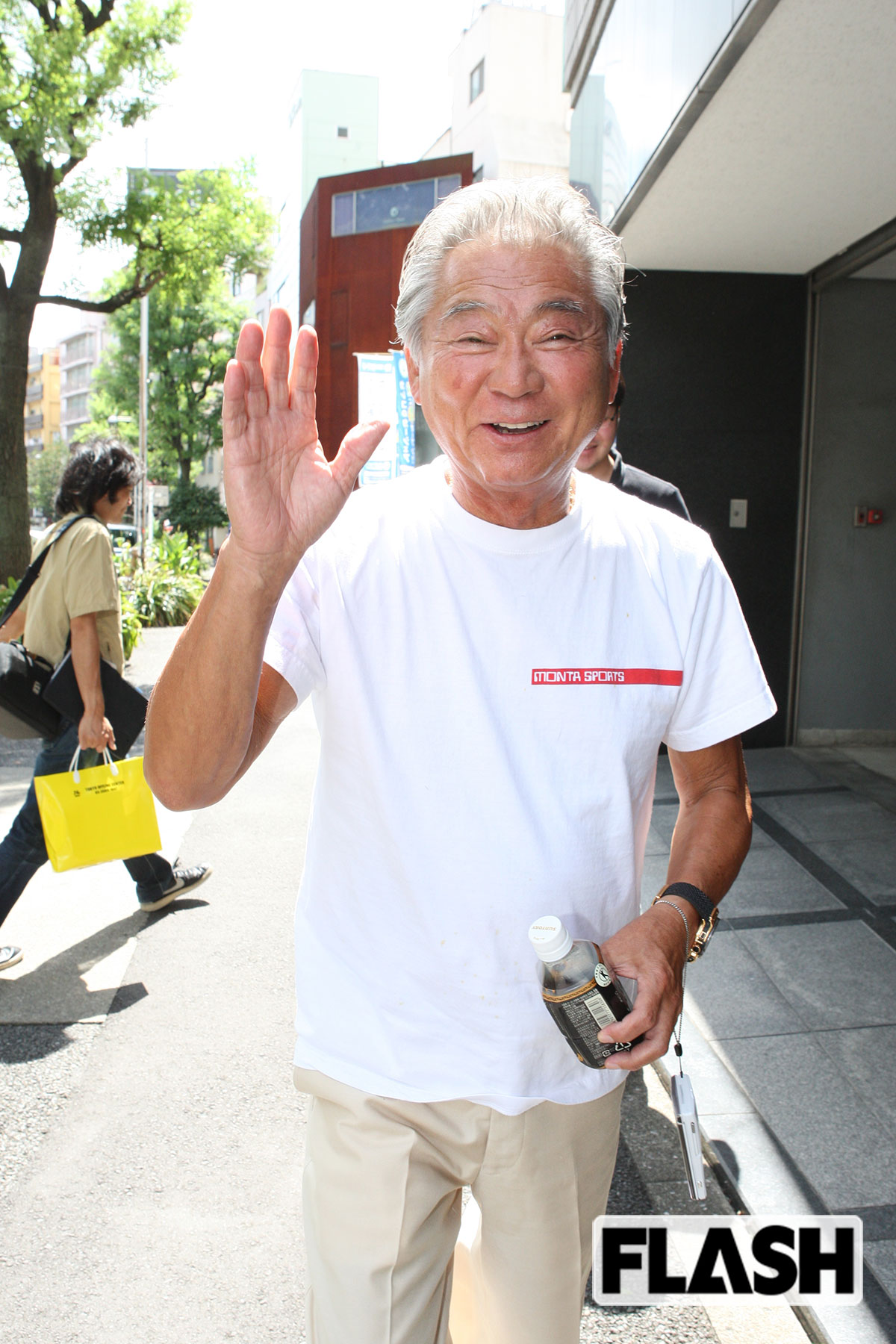 本誌の直撃にも「またね！」のポーズで応対してくれたみのもんたさん（写真・保坂駱駝）