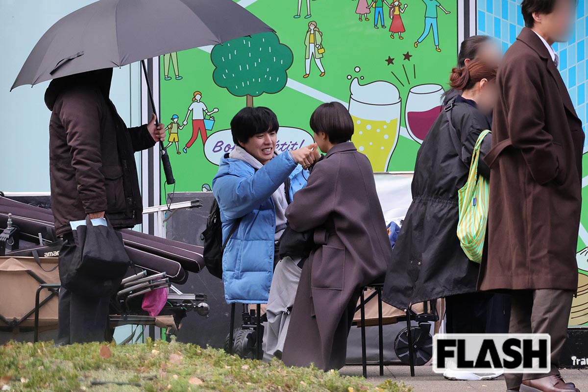 撮影現場で指相撲をする俳優の坂東龍汰(左)と女優の奈緒