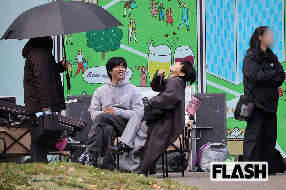 撮影現場で指相撲をする俳優の坂東龍汰(左)と女優の奈緒