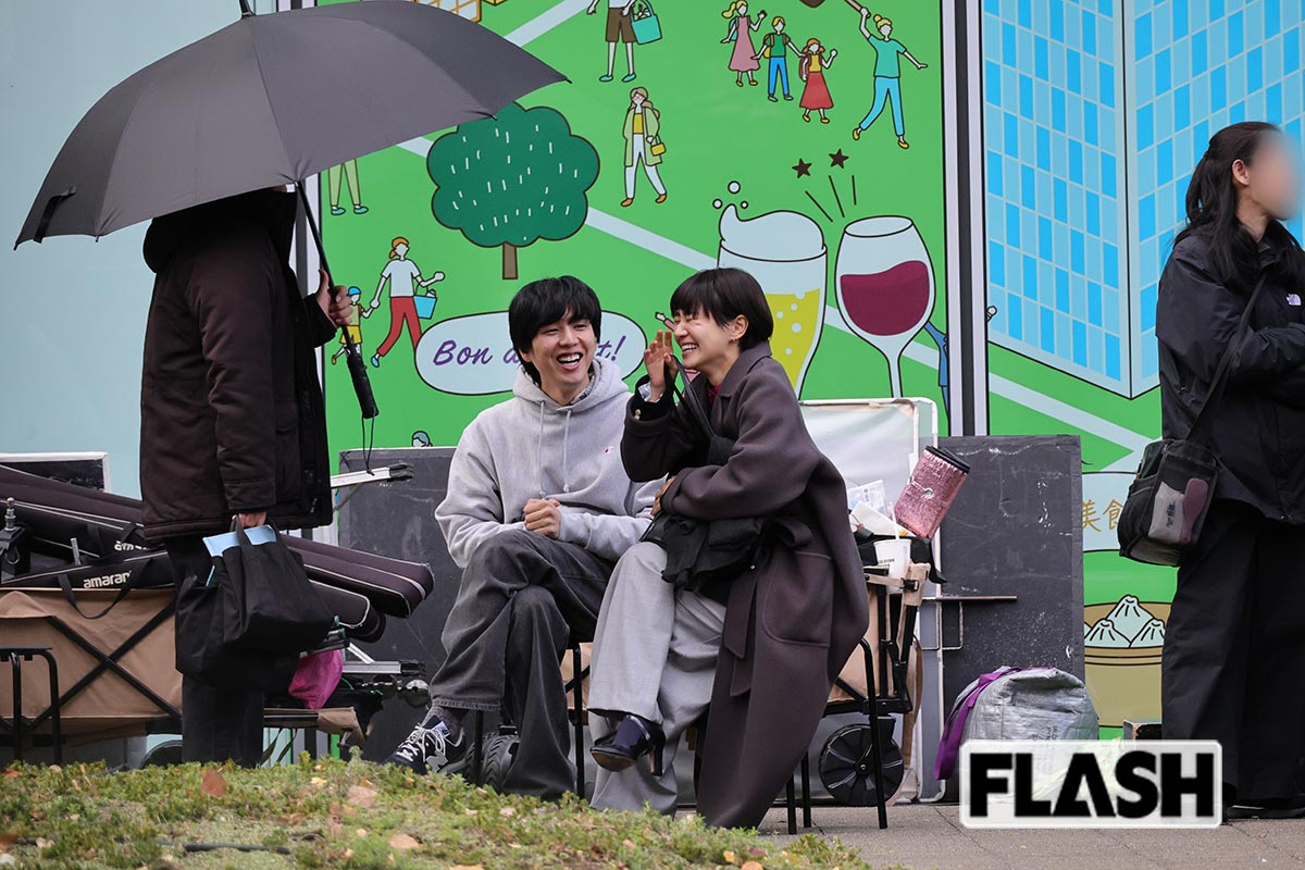 撮影現場で指相撲をする俳優の坂東龍汰(左)と女優の奈緒