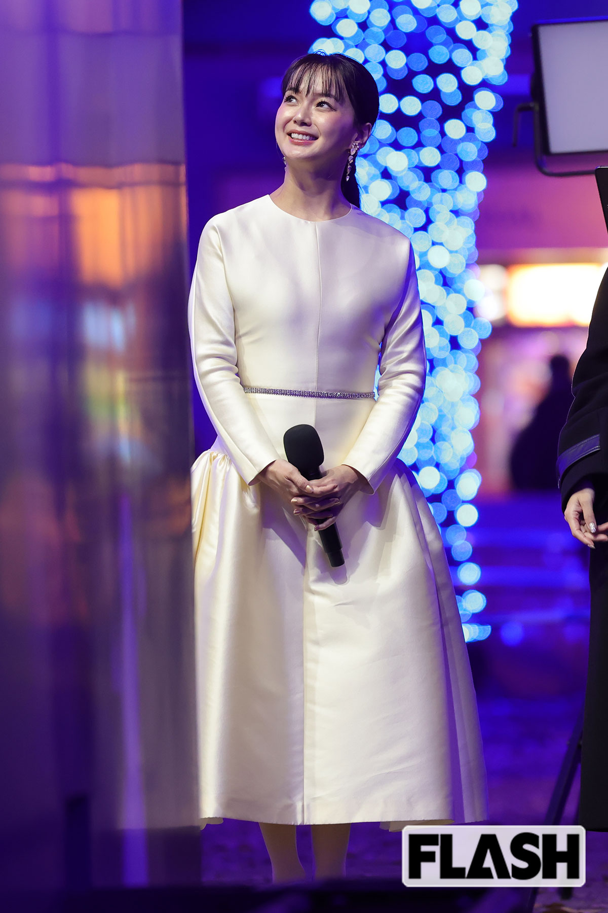 純白のドレスを着てイルミネーションの点灯式に参加した多部未華子