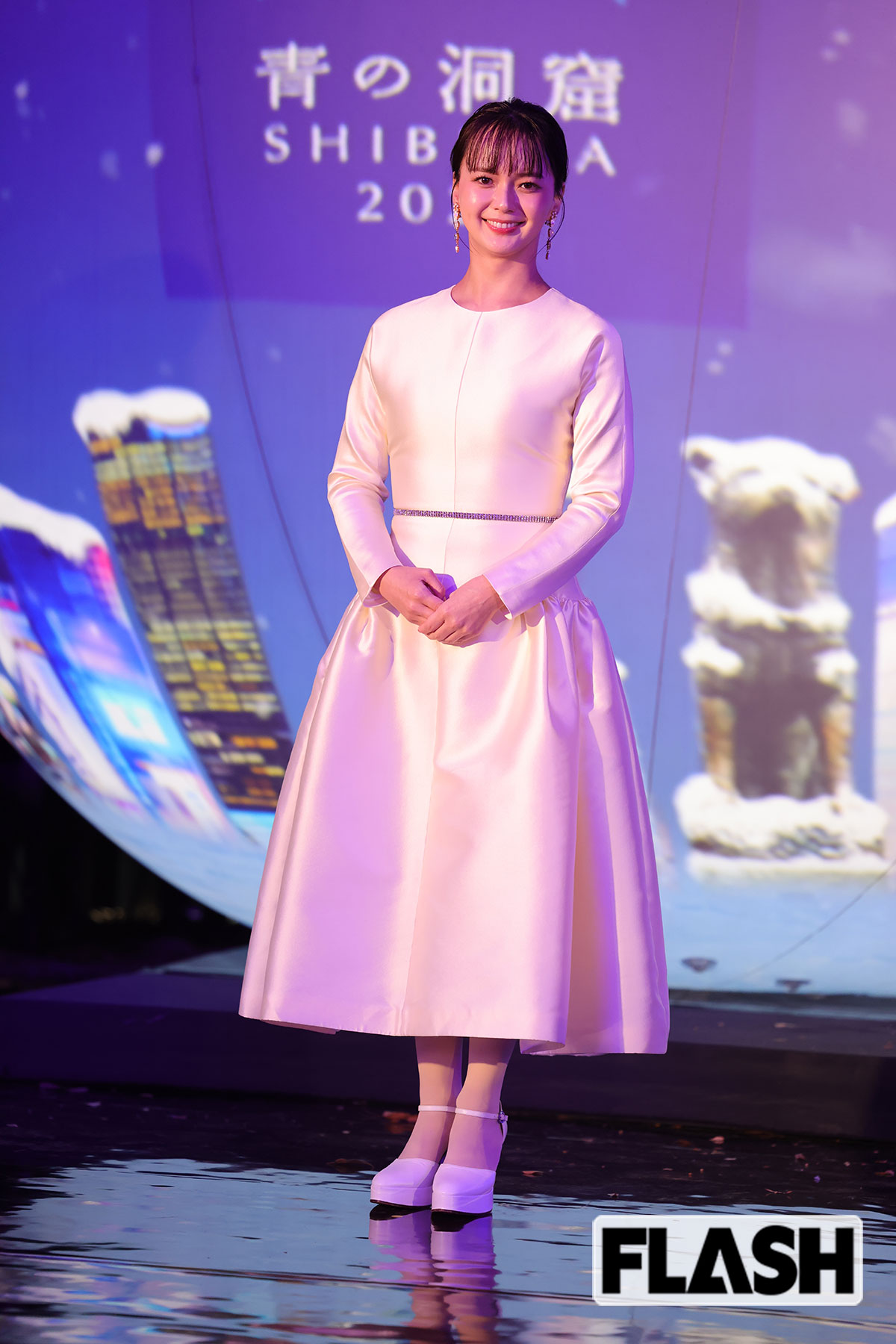 スカートが膨らんだラインが美しい純白ドレスを着た多部未華子