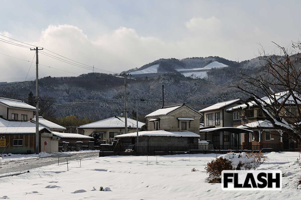 福島県福島市のメガソーラーについて、地域住民は「約10万枚のソーラーパネルが設置され、畑に引く水が濁るようになった」と証言する（写真・吉田 豊）