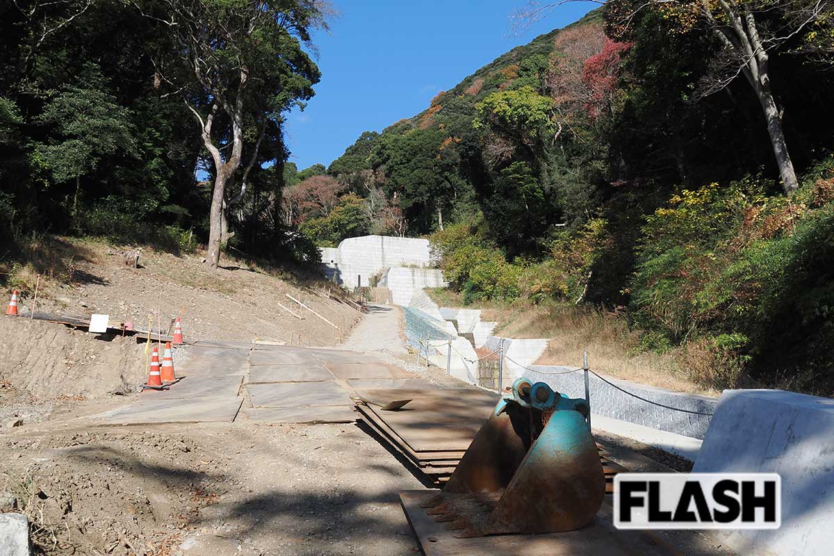 土砂崩れが起きた伊豆山。山の右側にはソーラーパネルが設置されており、全国的な懸念の象徴になった