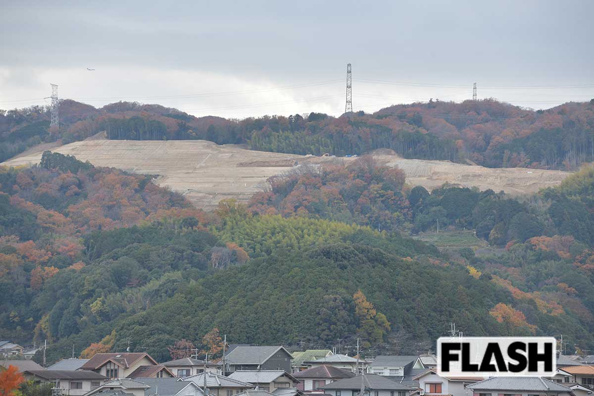 大規模な裸山となった奈良県平郡町のメガソーラー開発予定地
