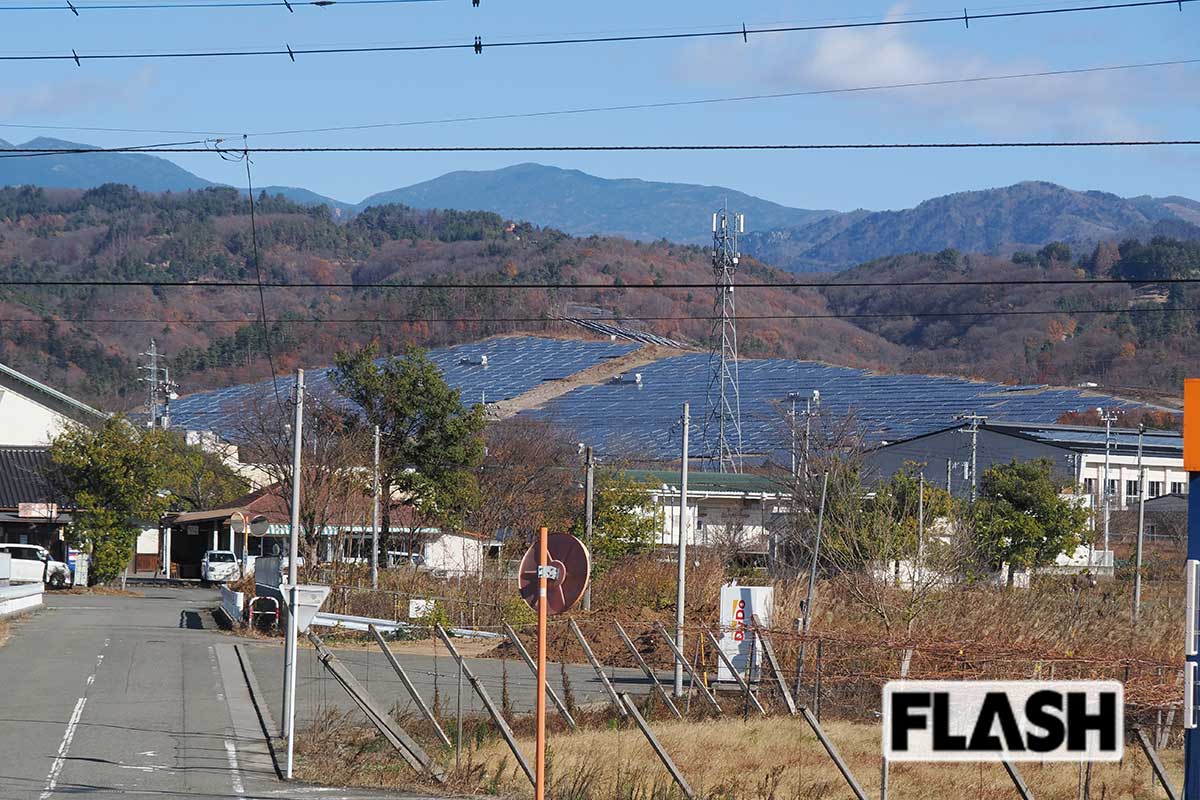 山梨県のメガソーラーは行政との摩擦も生まれた。「森林伐採20ヘクタール超の大規模メガソーラーで、山梨県と市が合同で土砂流出や崩壊、水害、環境悪化の懸念を詳細に指摘。業者が何度も替わるなどし、県知事が記者会見で『きわめて社会的不誠実な行為』と強く批判しています」（杉山氏、写真・梅基展央）