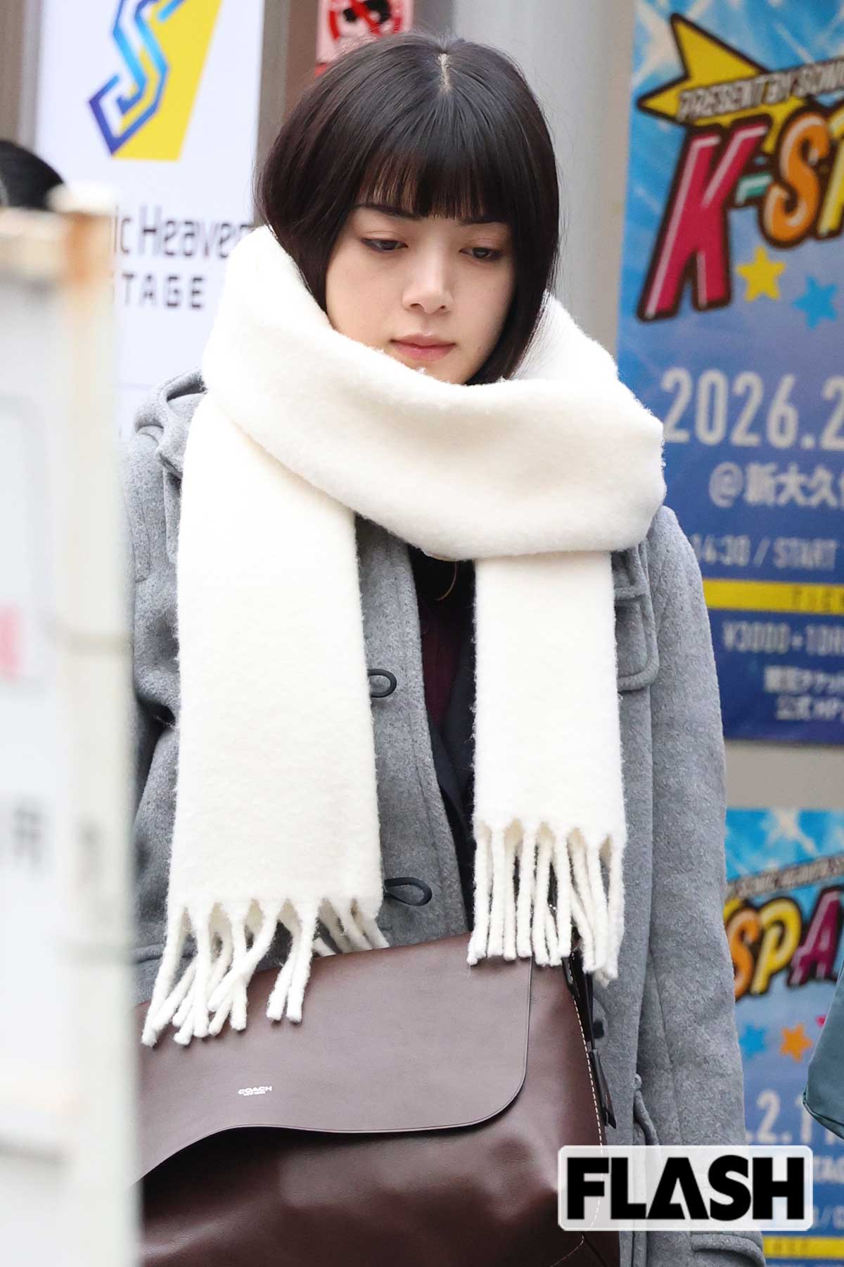 池田エライザ、ドラマロケで見せた“地味キャラ”イメチェン姿! 華やかさ“封印”で挑むマネージャー役