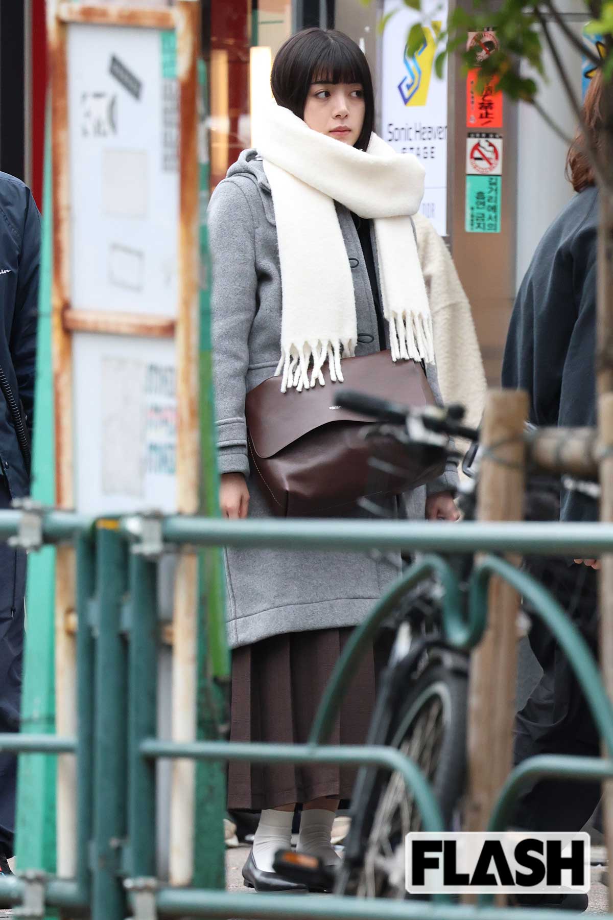 TBSの冬ドラマ『DREAM STAGE』のロケをする池田エライザ。マネージャー役を務めている