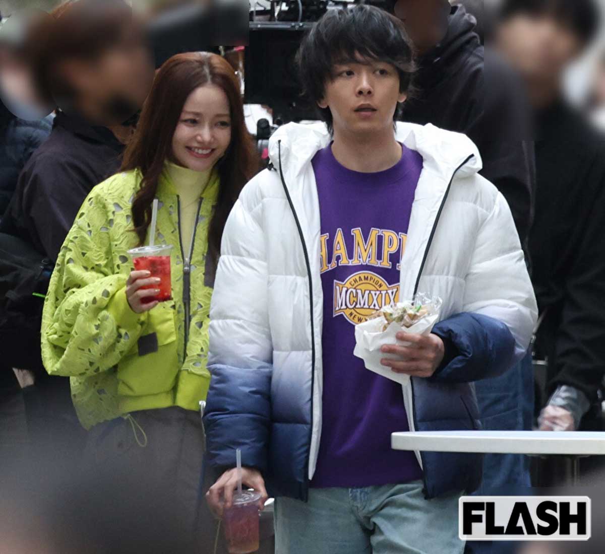 プロデューサー役の中村倫也とアイドル役を務める韓国出身女優のハ・ヨンス