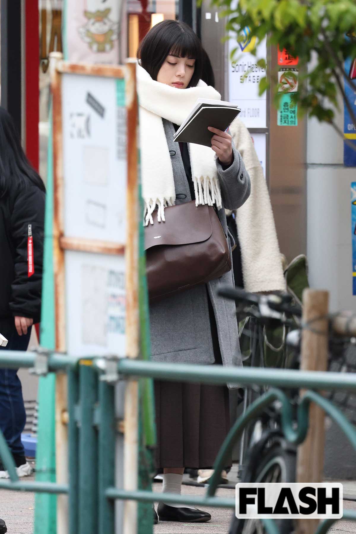 ノートを見つめる池田エライザ