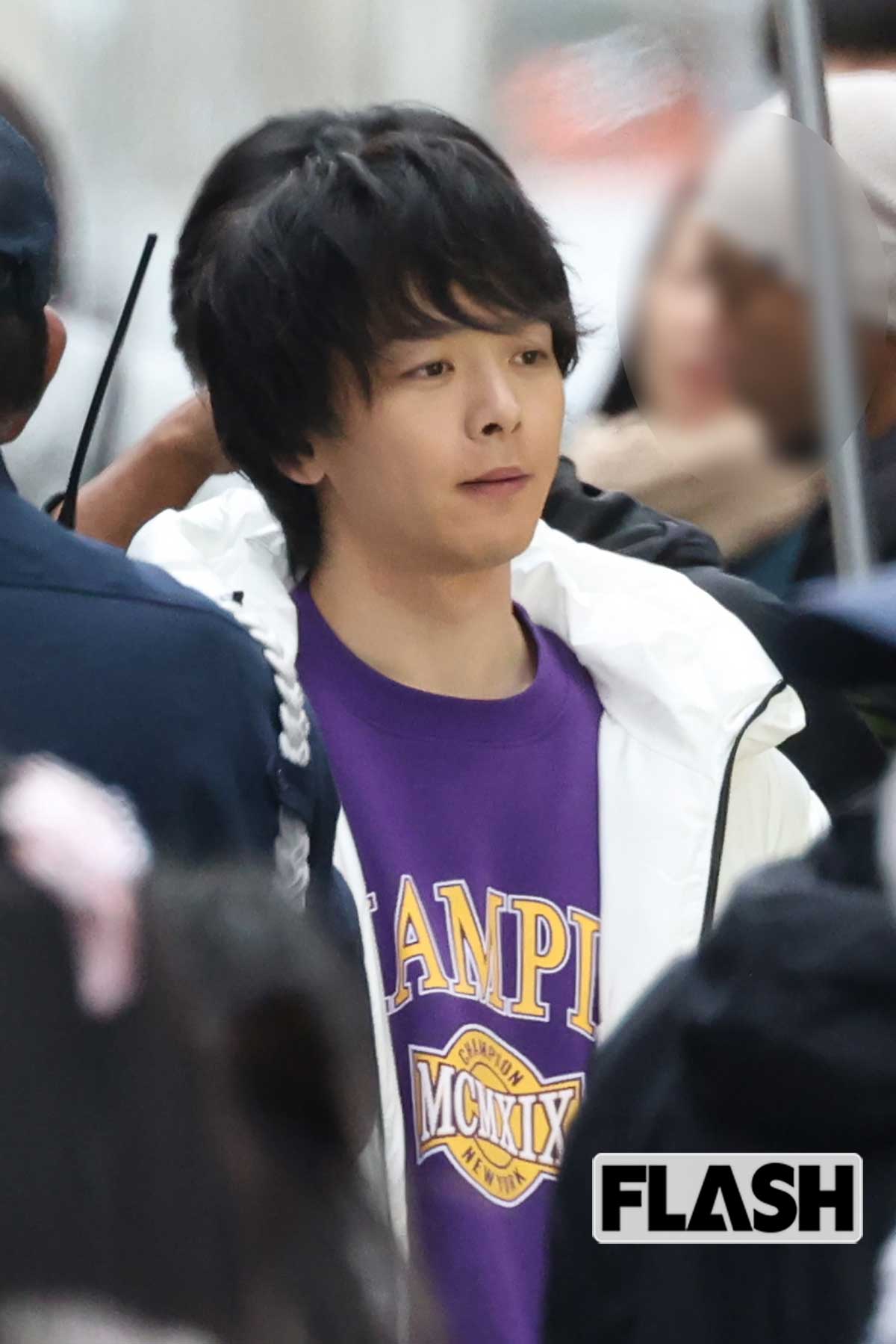 ラフな格好をした中村倫也