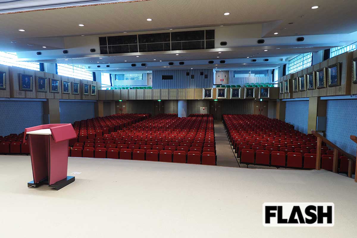 【自民党党本部】自民党史上初めての女性総裁が誕生した8階のホール。約500席を擁し、壁には歴代総裁の油彩の肖像画が飾られている