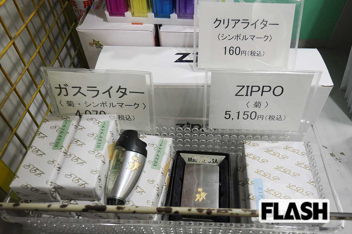【自民党党本部】売店には、自民党のマークがついたジッポーやガスライターが。ほかに帽子、ジャンパーなどが並ぶ