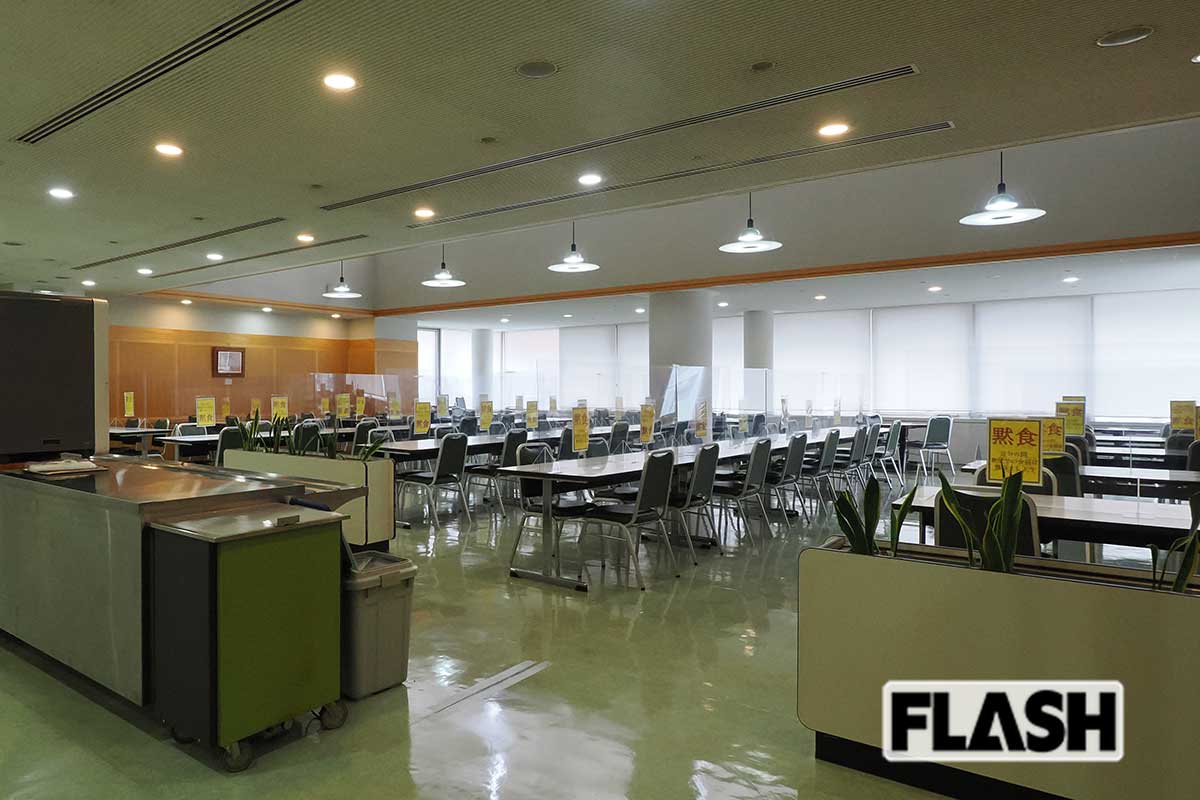 【共産党党本部】食堂では昼夜あわせ約300食を提供。定食480円。調理師も党職員だ。「フォンドボーも自前です」（調理師）