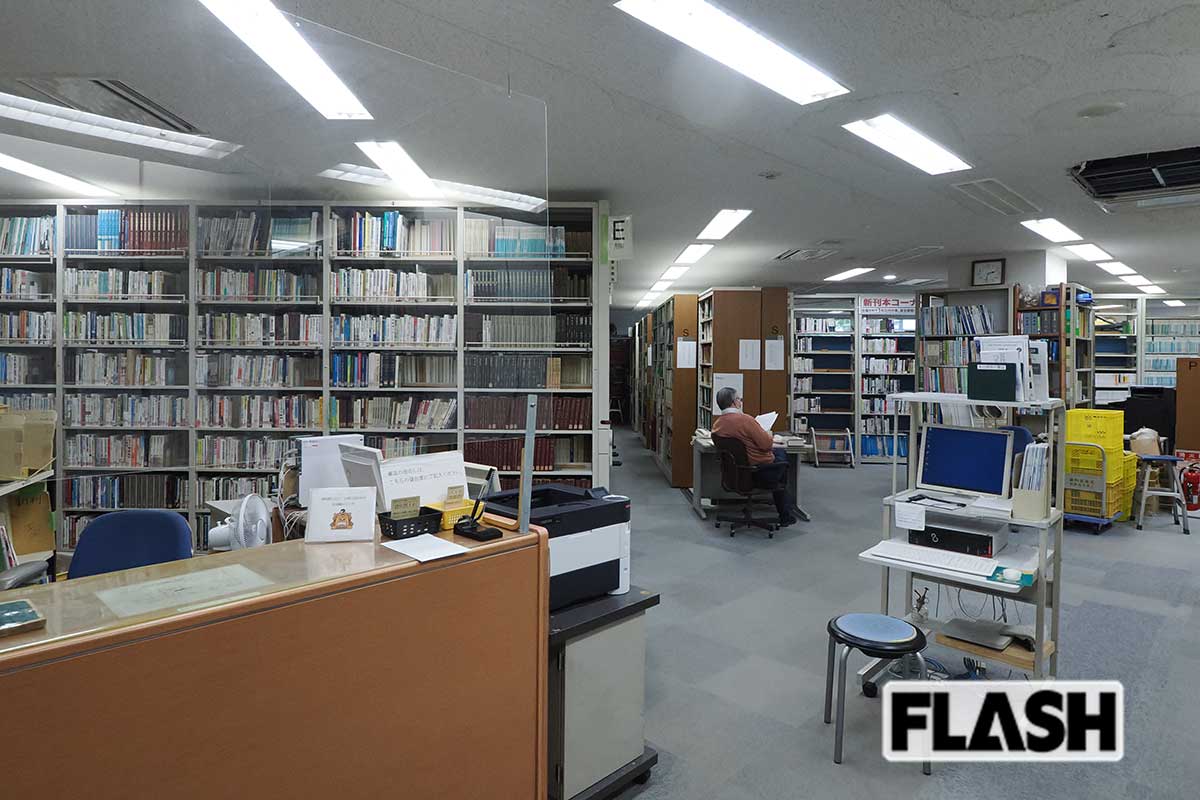 【共産党党本部】16万冊の蔵書を誇る資料室。「マルクス・エンゲルス全集」は各言語で揃い、右派系雑誌のバックナンバーも