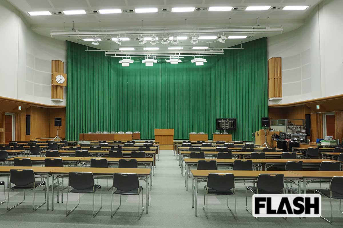 【共産党党本部】500人規模のホール。中央委員会もここでおこなわれる。建物は線路沿いにあるが、防音、防振動で静かだ