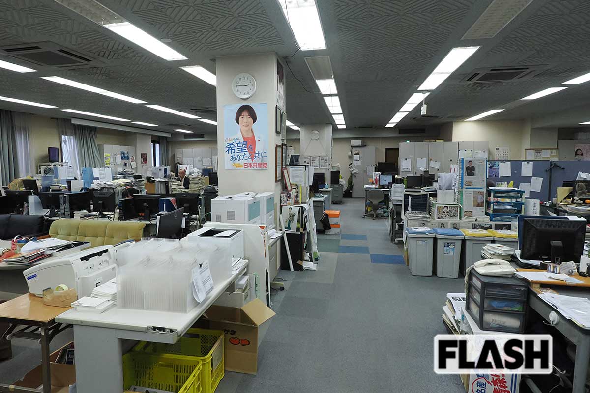 【共産党党本部】機関紙「赤旗日曜版」の編集局。数々のスクープはここから生まれた。印刷所も併設されている