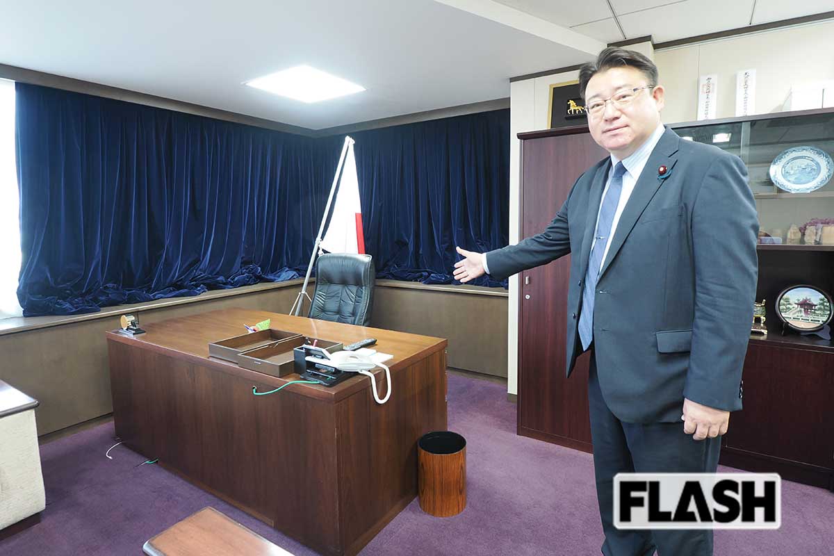 【立憲民主党党本部】渡辺議員が示すのは、党主席。外から位置がわからないようにカーテンが引いてある