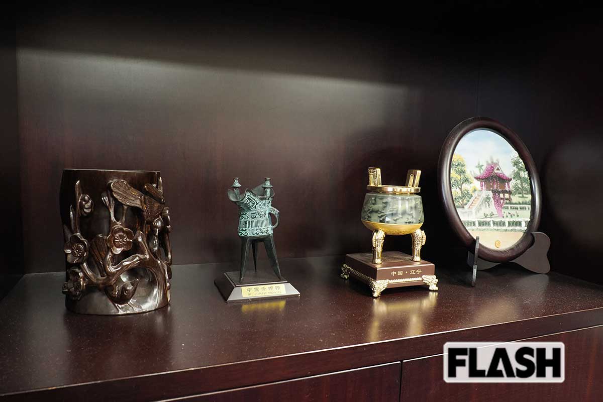 【立憲民主党党本部】民主党政権時代に、各国大使から贈られたという品々