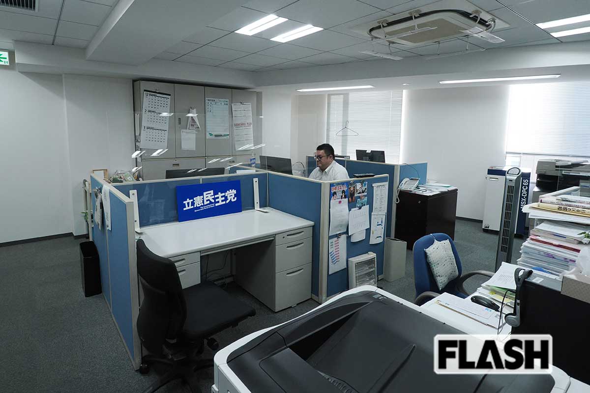 【立憲民主党党本部】執務室では、約80人の職員が働いている。平均年齢は40代後半