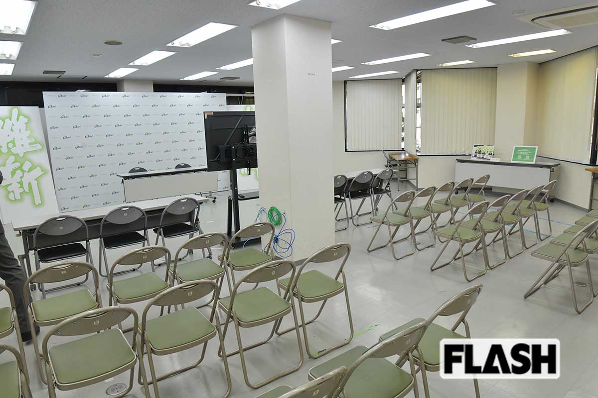 【日本維新の会党本部】ホール。会見の背景に使用される「日本維新の会」の幕は、裏返すと「大阪維新の会」になる