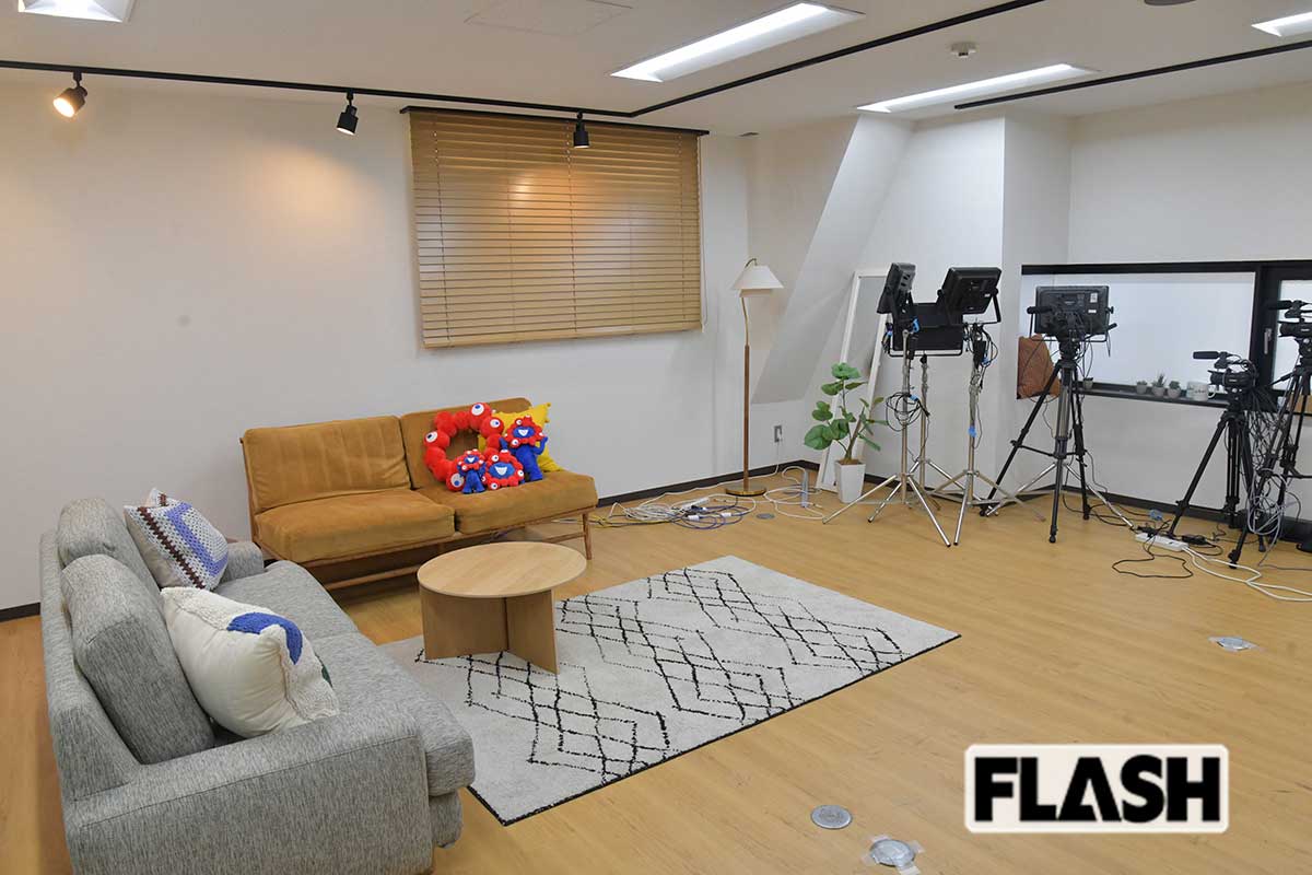 【日本維新の会党本部】ネット配信用の撮影ブースは、応接セットにミャクミャクのクッションで和んだ雰囲気