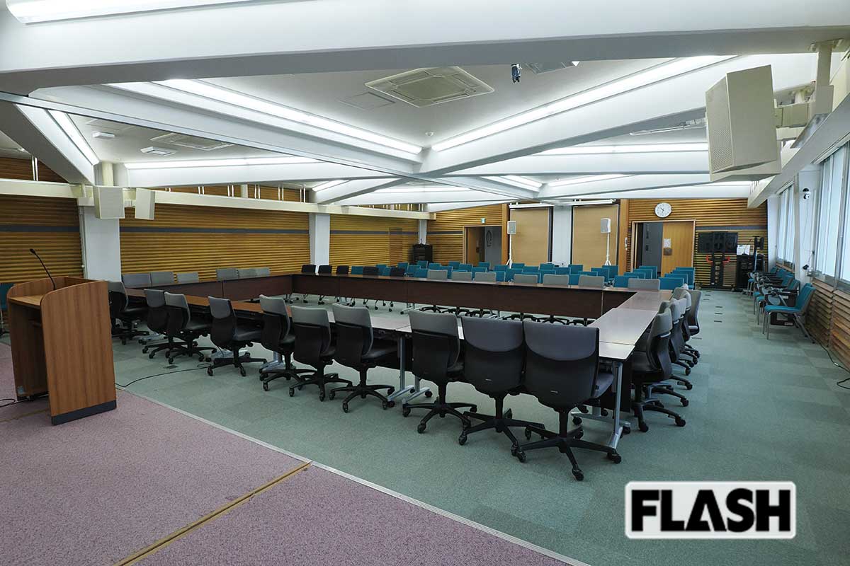 【公明党党本部】40人ほどが座れる大会議室。中央幹事会や連立離脱の会見がおこなわれた