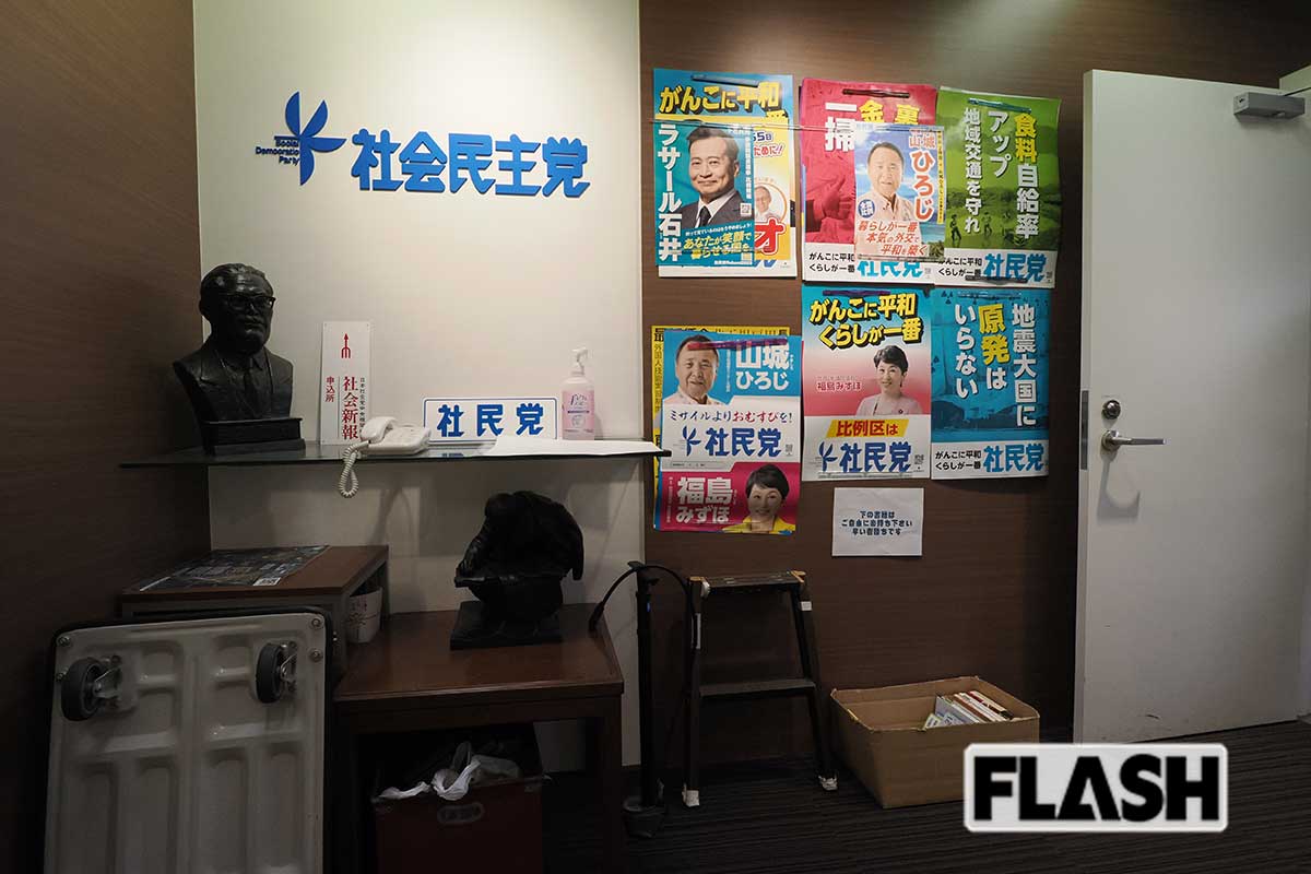 【社民党党本部】入り口には、浅沼稲次郎元社会党委員長の胸像。1960年、右翼少年に刺殺された人物