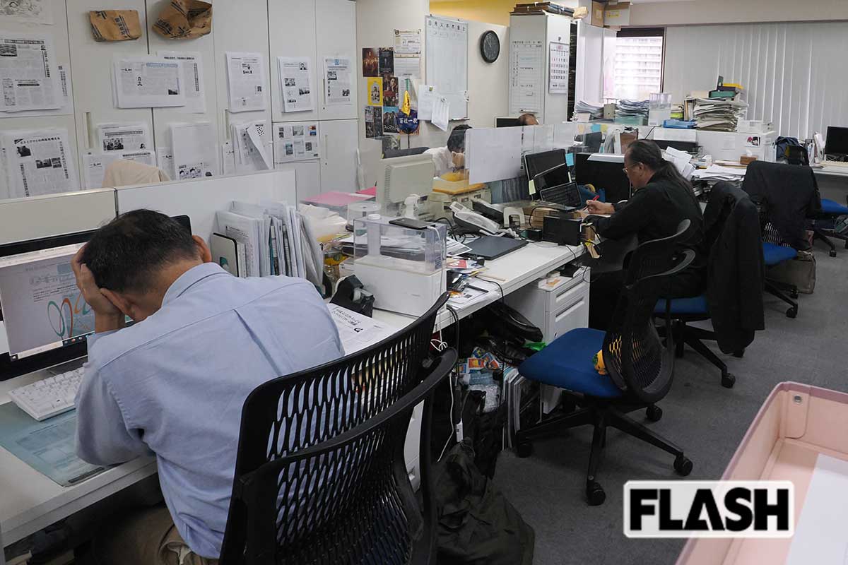 【社民党党本部】党本部内にある機関紙「社会新報」の編集部。党職員と同じフロアで編集作業にあたる