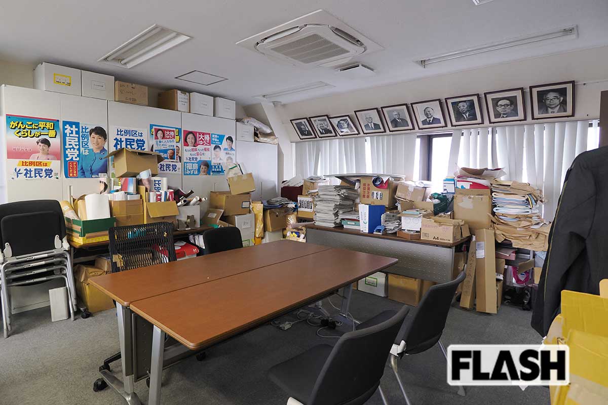 【社民党党本部】会議室には社会党時代からの党首の写真が飾られている。ビラやポスターが所狭しと並ぶ