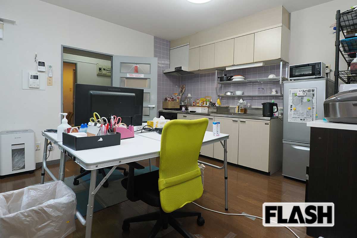 【NHKから国民を守る党党本部】マンション内のリビングでは、みんなで食卓を囲むことも。「麻婆豆腐丼が名物です」