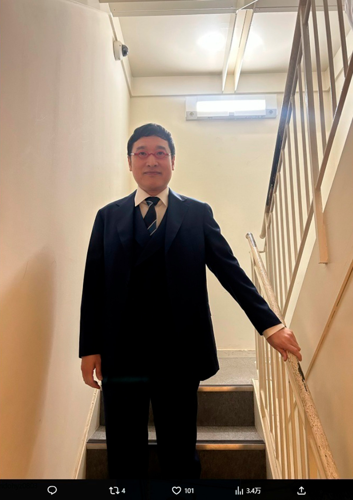 連日の生放送に加え、全国で公演もしている山里亮太の近影。少しほっそりした印象だ（写真・本人のXより）