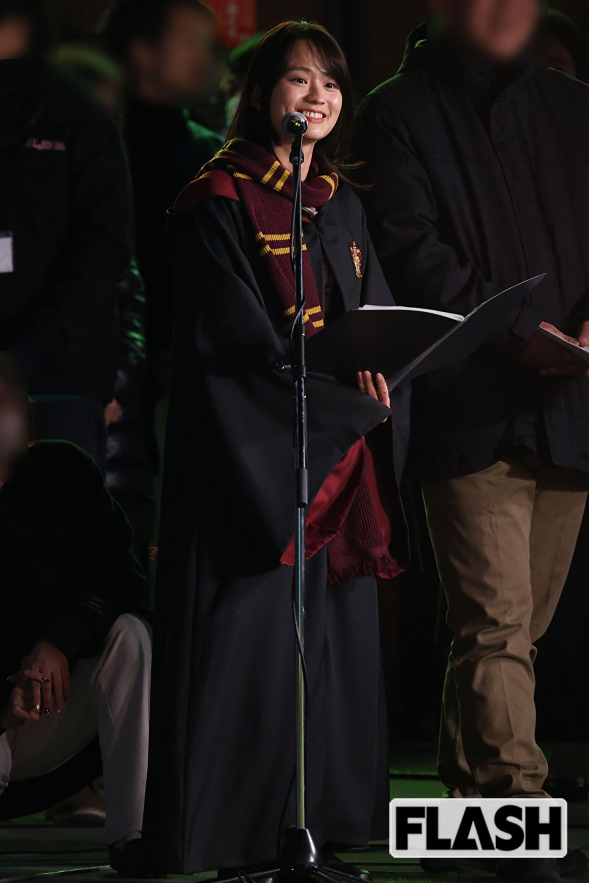 えんじ色のマフラーが似合う篠原梨菜アナ