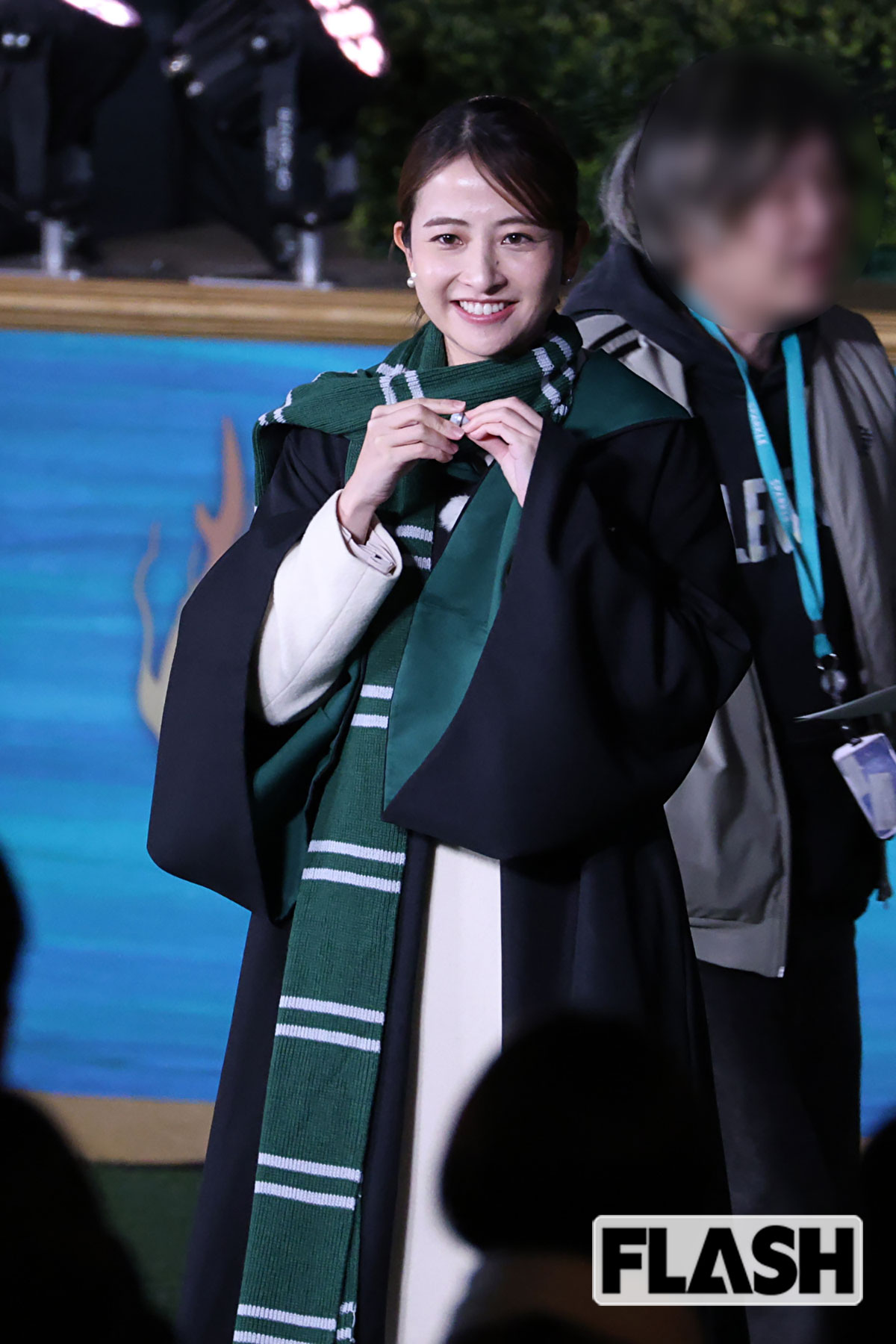 緑のマフラーを巻いた笑顔の日比麻音子アナ