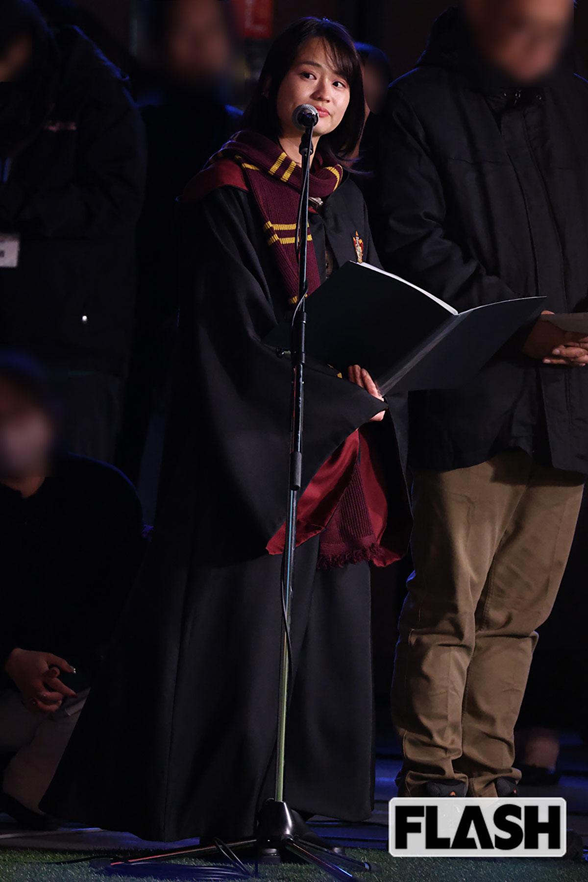 マイクスタンドの前に立つ篠原梨菜アナ