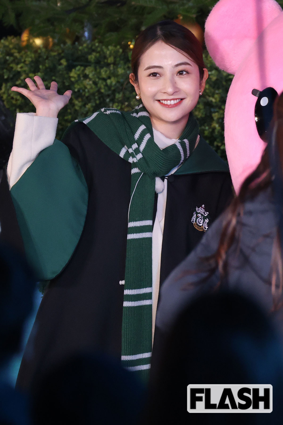 笑顔で手を振る日比麻音子アナ